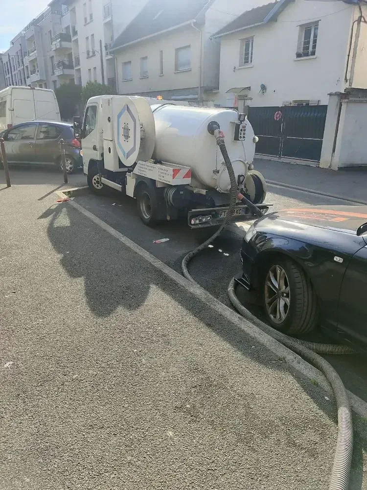 Camion d’assainissement et flexible déployé sur une intervention